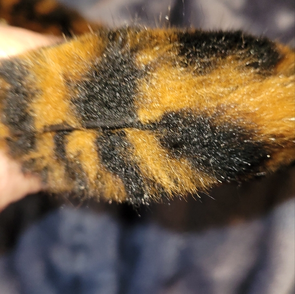 GUC MK FAUX FUR LARGE CLUTCH - Picture 9 of 9